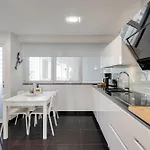 Luxury Plazza Sea View 度假居 *